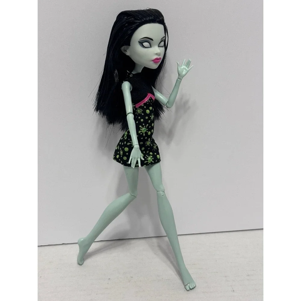 Monster High Ghoul Fair Scarah Screams Doll fashion doll toy with dress